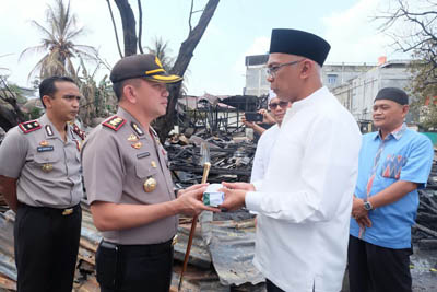 Insiden Kebakaran Asrama Polisi, Pj Bupati Inhil Serahkan Bantuan Kepada Kapolres